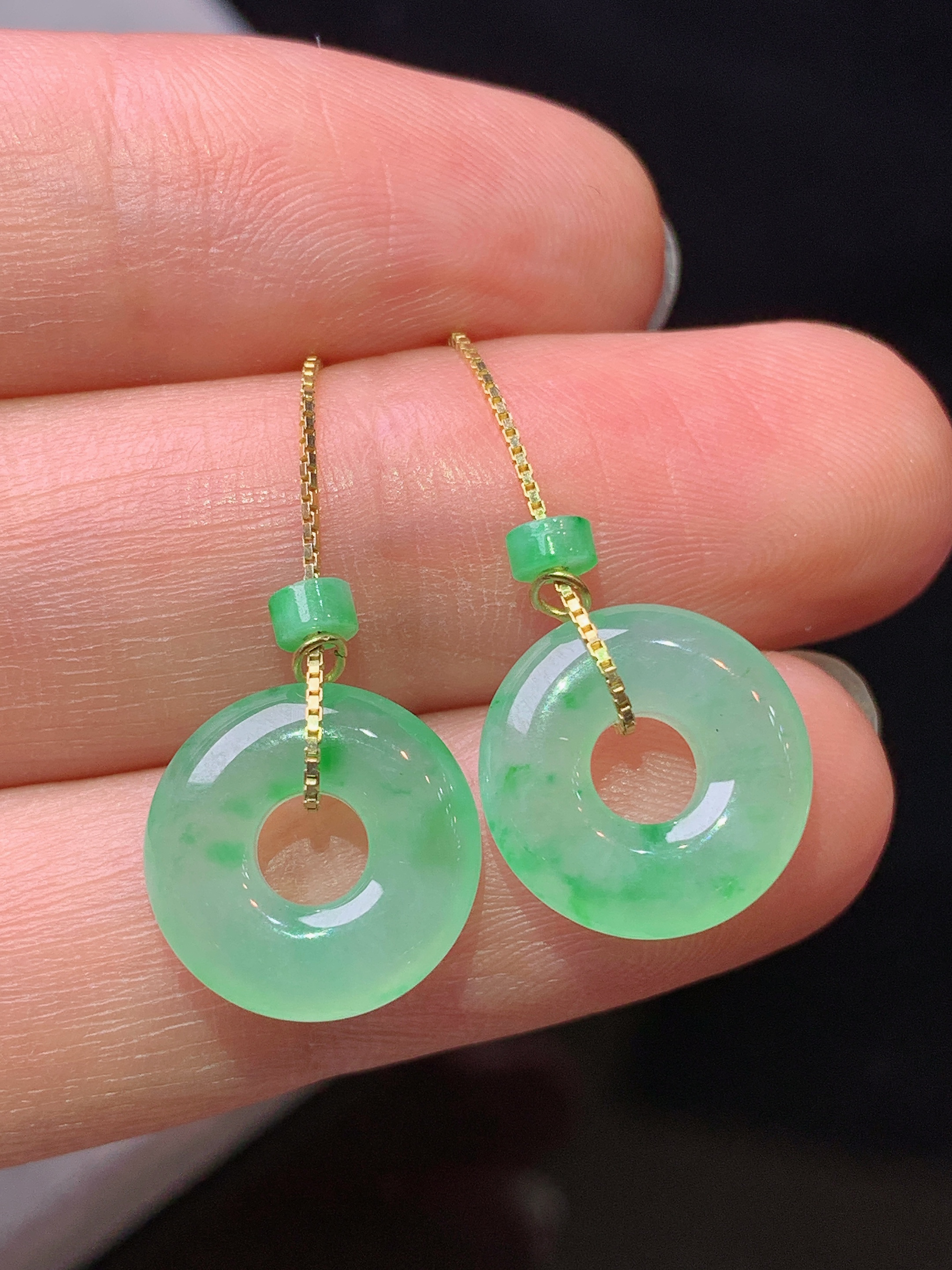 925银镶嵌飘绿平安环耳坠 玉质细腻 色泽艳丽清新 水润亮眼 整体尺寸12.2*3.3m1