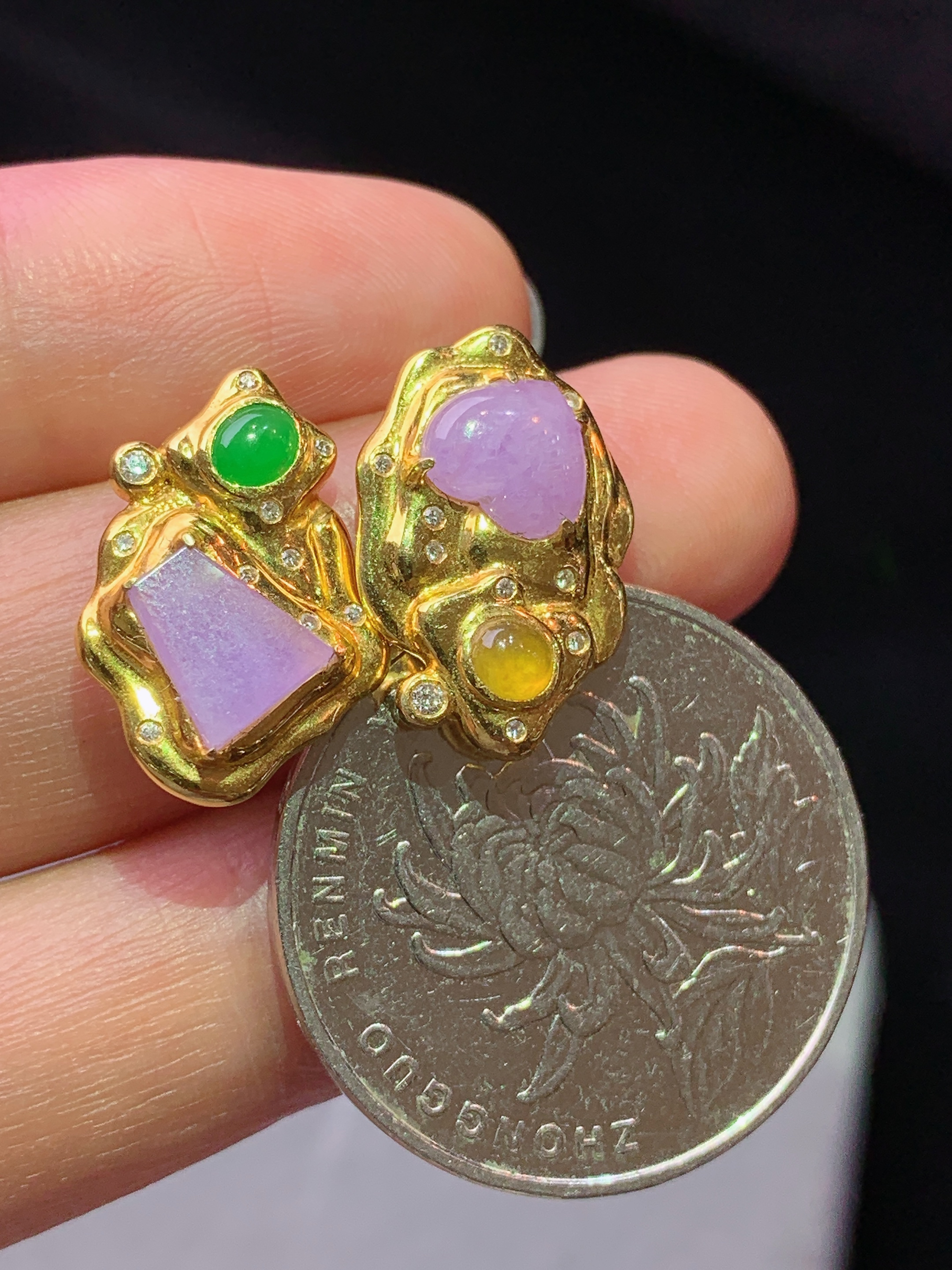 18k金钻镶嵌紫罗兰心形耳钉 玉质细腻 色泽艳丽清新 水润亮眼 整体尺寸17.8*12.2*3.3b5