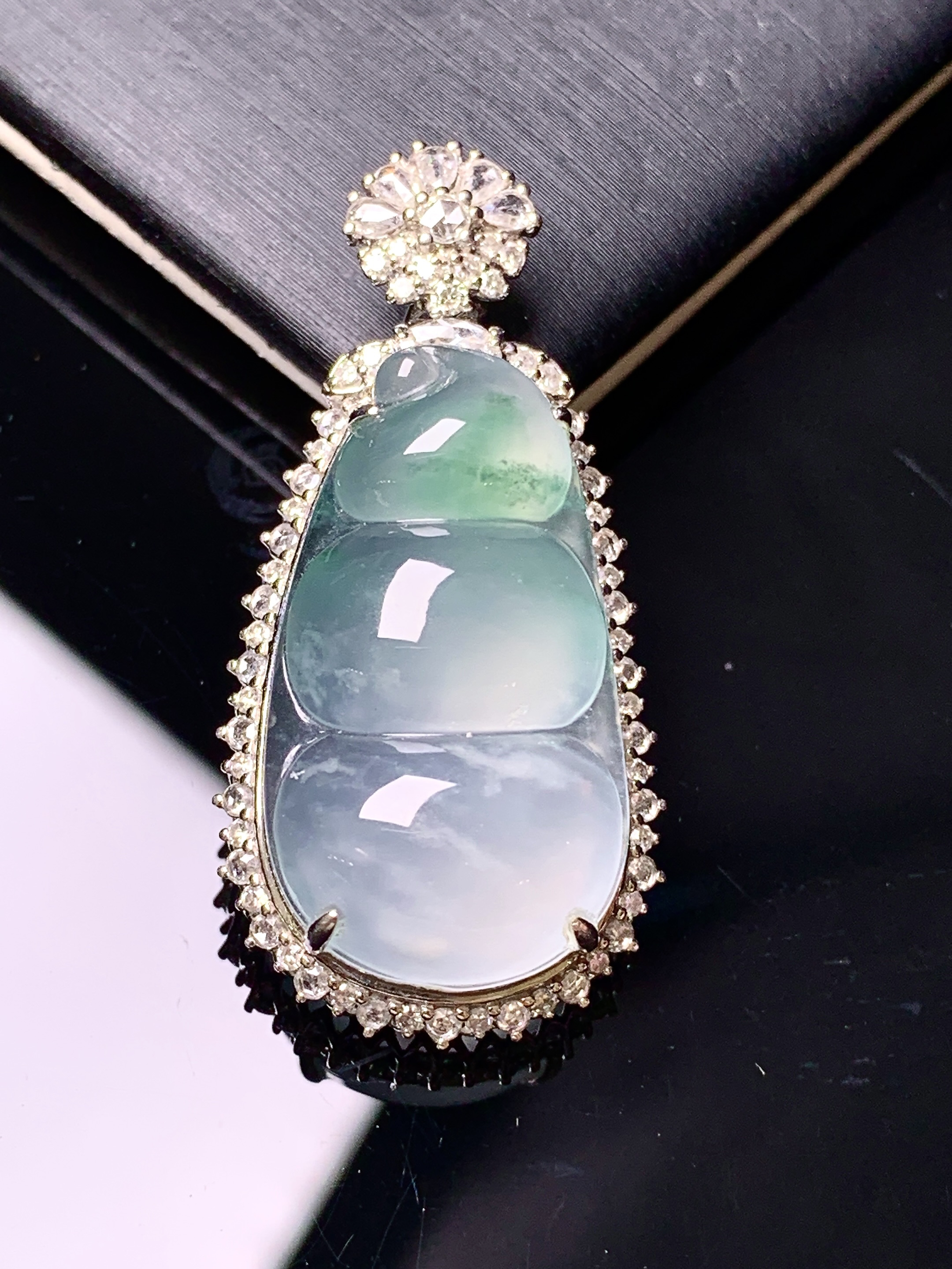 18k金钻镶嵌冰种四季豆吊坠 玉质细腻 色泽艳丽清新 水润亮眼 整体尺寸37.3*18*10.5c1