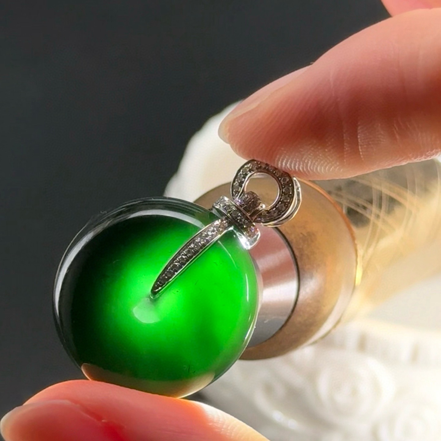 精品18k墨翠平安扣吊坠 种好色正 黑度极好 打灯通透 油性十足 尺寸30.2