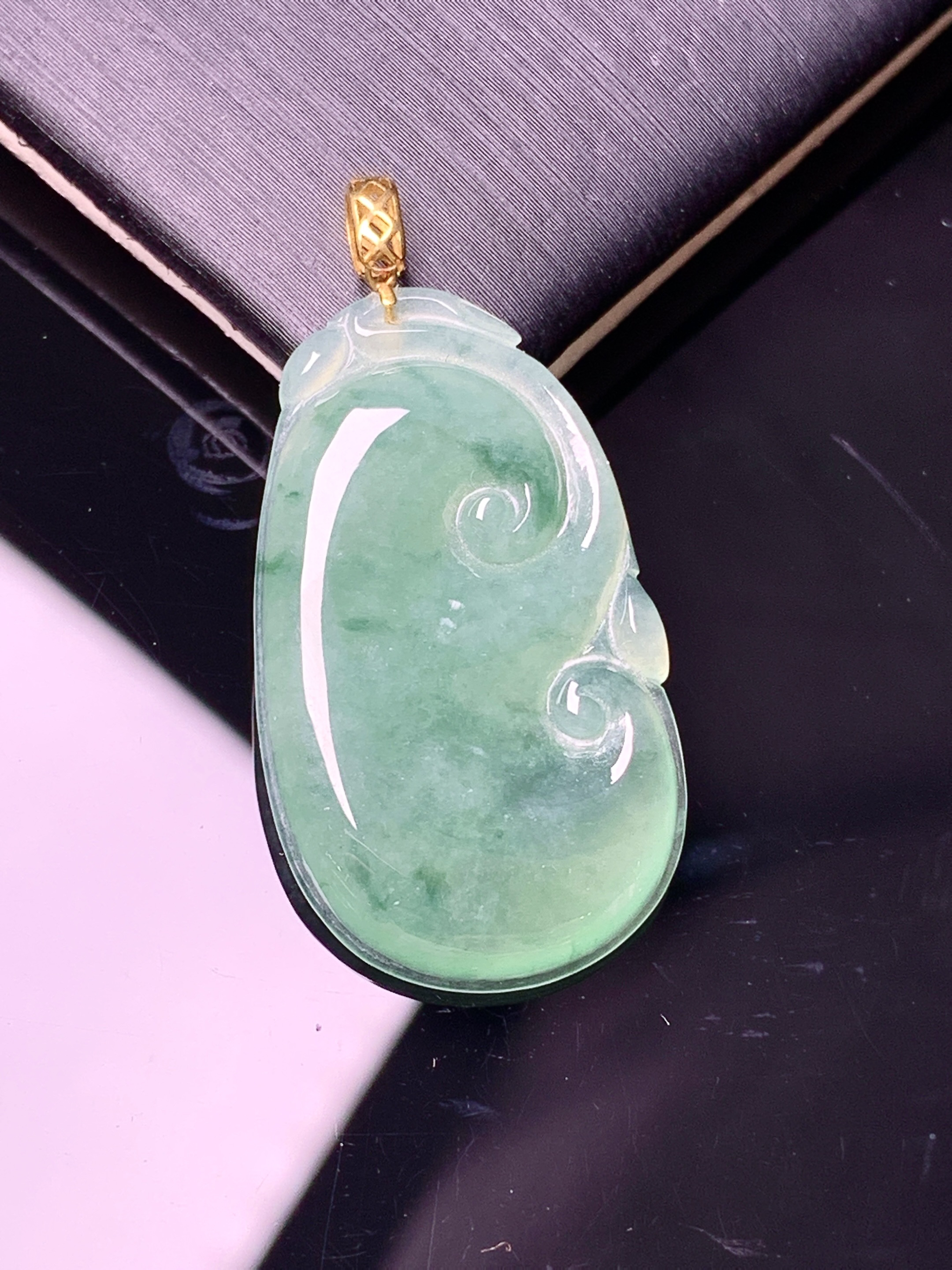 18k金镶嵌飘绿如意吊坠 玉质细腻 色泽艳丽清新 水润亮眼 整体尺寸37*18.2*3.5c1