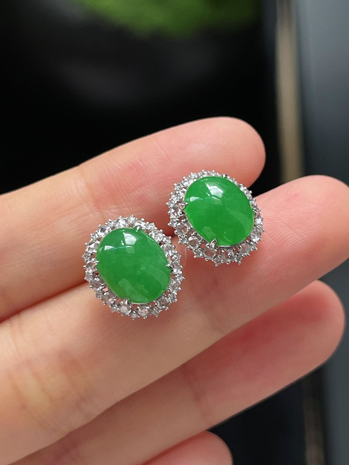 翡翠糯化种满绿色耳钉，印记：Au750,伴钻石