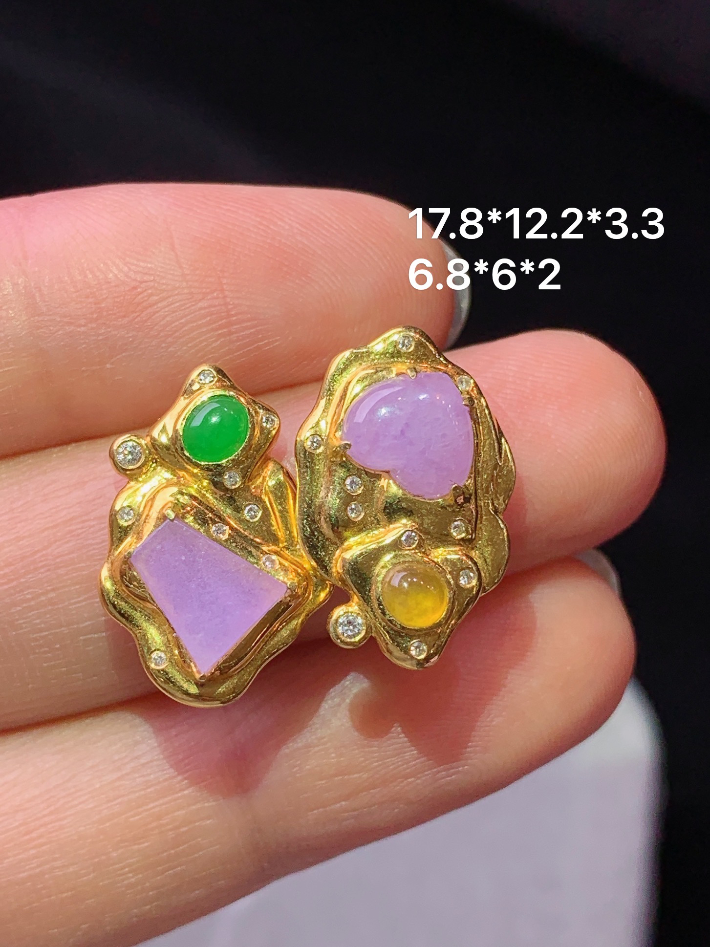 18k金钻镶嵌紫罗兰心形耳钉 玉质细腻 色泽艳丽清新 水润亮眼 整体尺寸17.8*12.2*3.3b5