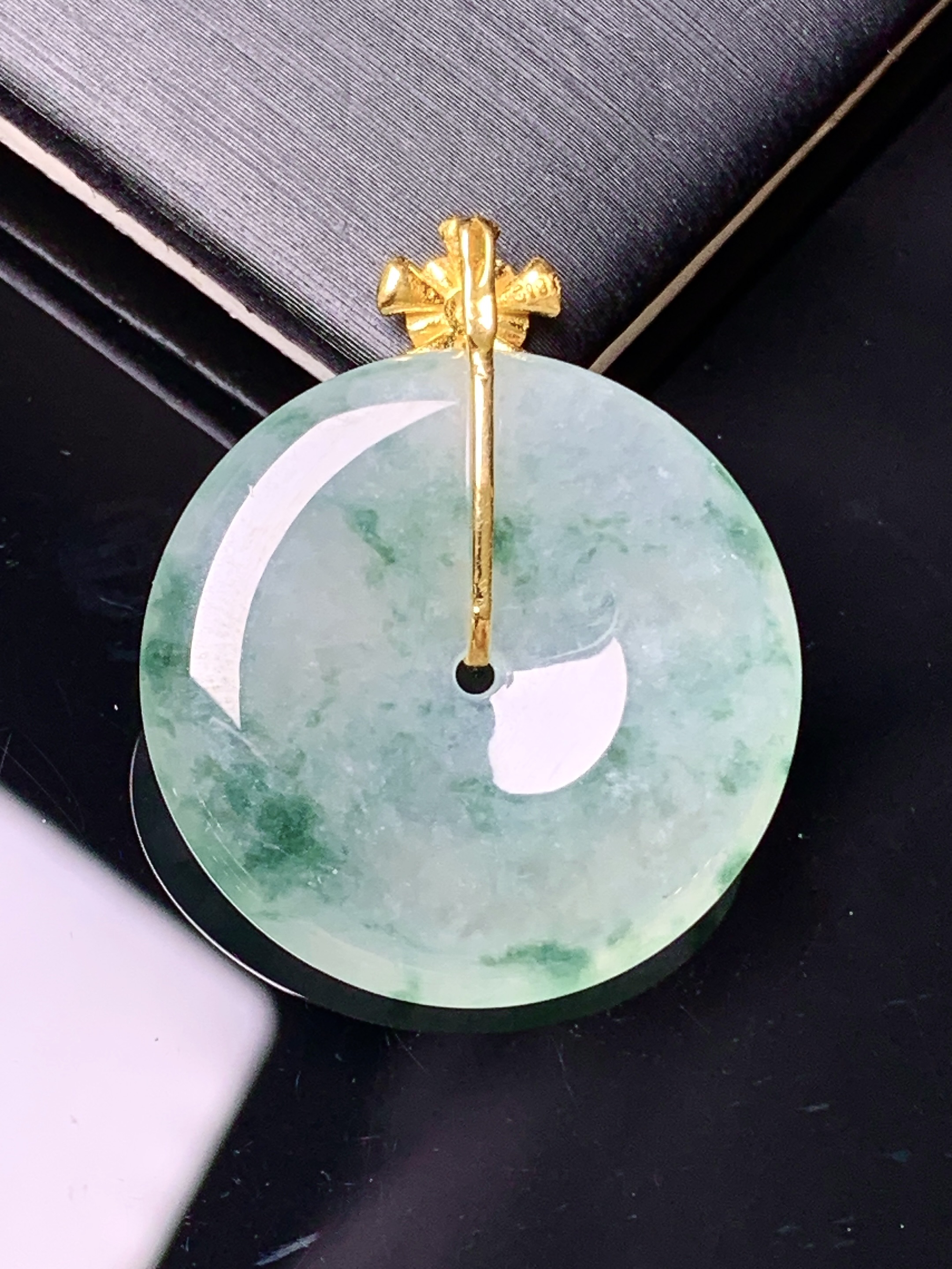 18k金钻镶嵌冰飘花平安扣吊坠 玉质细腻 色泽艳丽清新 水润亮眼 整体尺寸29*24*4.2yz