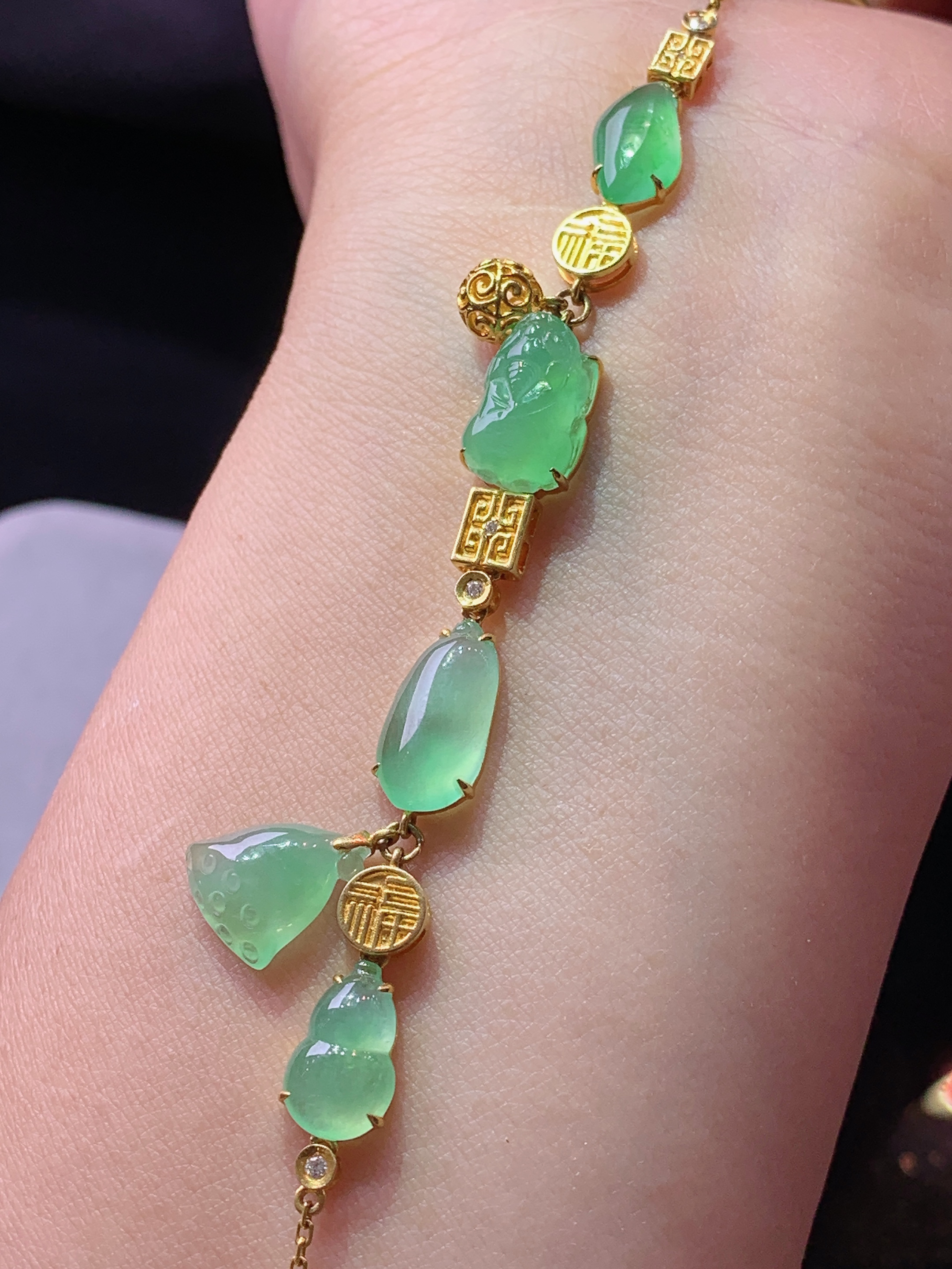 18k金钻镶嵌晴绿多宝手链 玉质细腻 色泽艳丽清新 水润亮眼 整体尺寸160*7.7*5.5b5