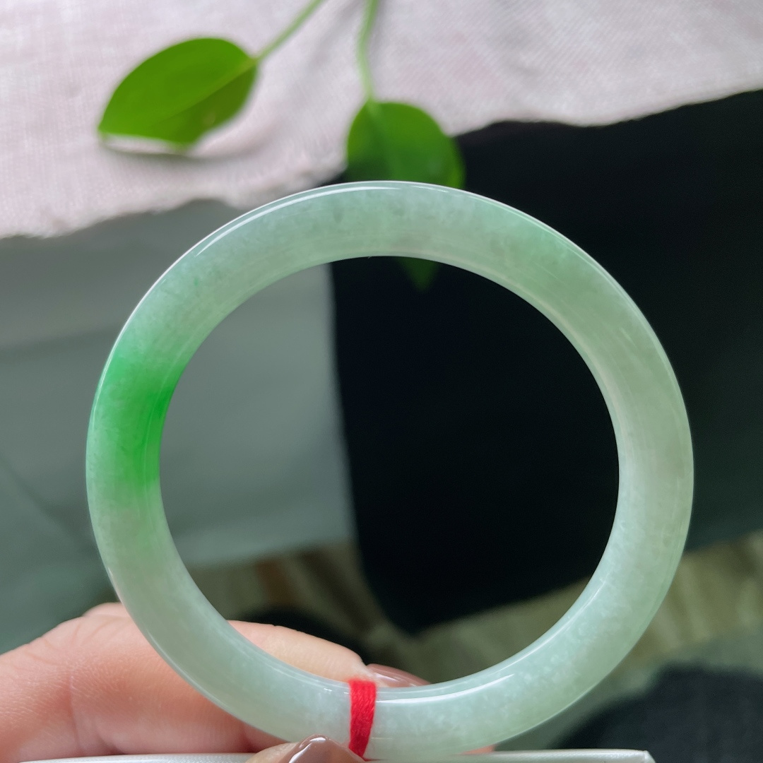 51.9/8，飘阳绿美人条，水润细腻，种老，翠色欲滴，佩戴从容优雅，无裂，ss49825a