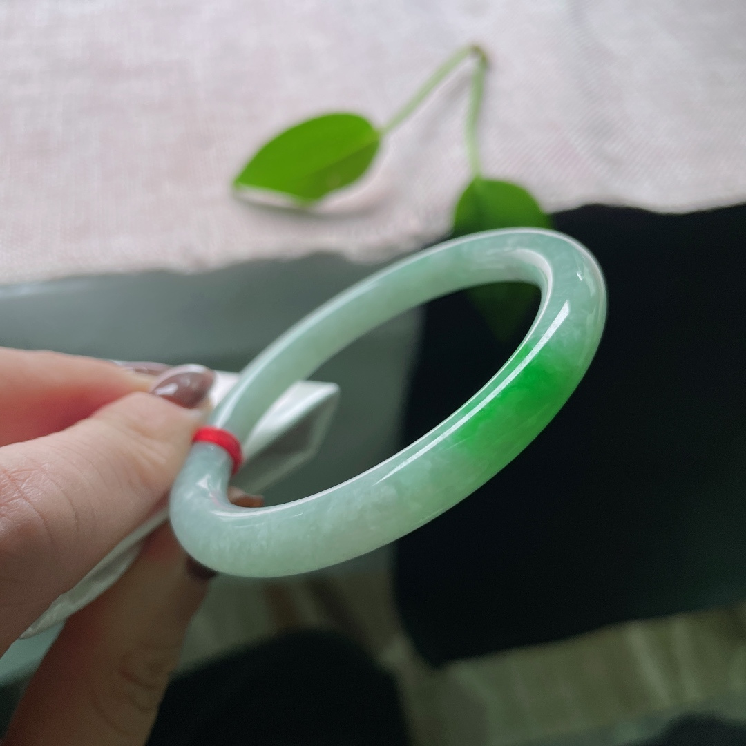 51.9/8，飘阳绿美人条，水润细腻，种老，翠色欲滴，佩戴从容优雅，无裂，ss49825a