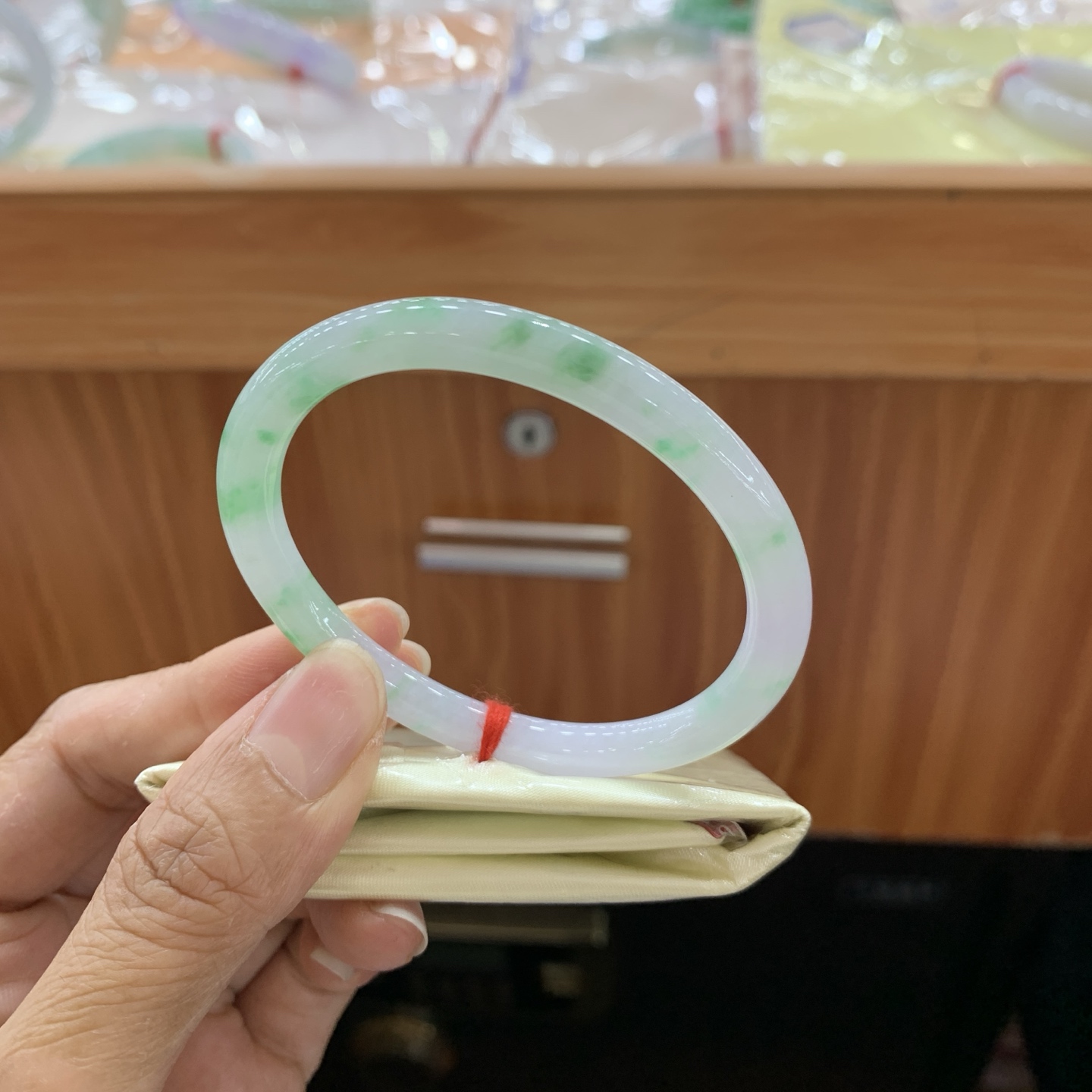 041302FN 飘绿贵妃翡翠手镯 54-45.8-6-6.6 无裂 飘绿