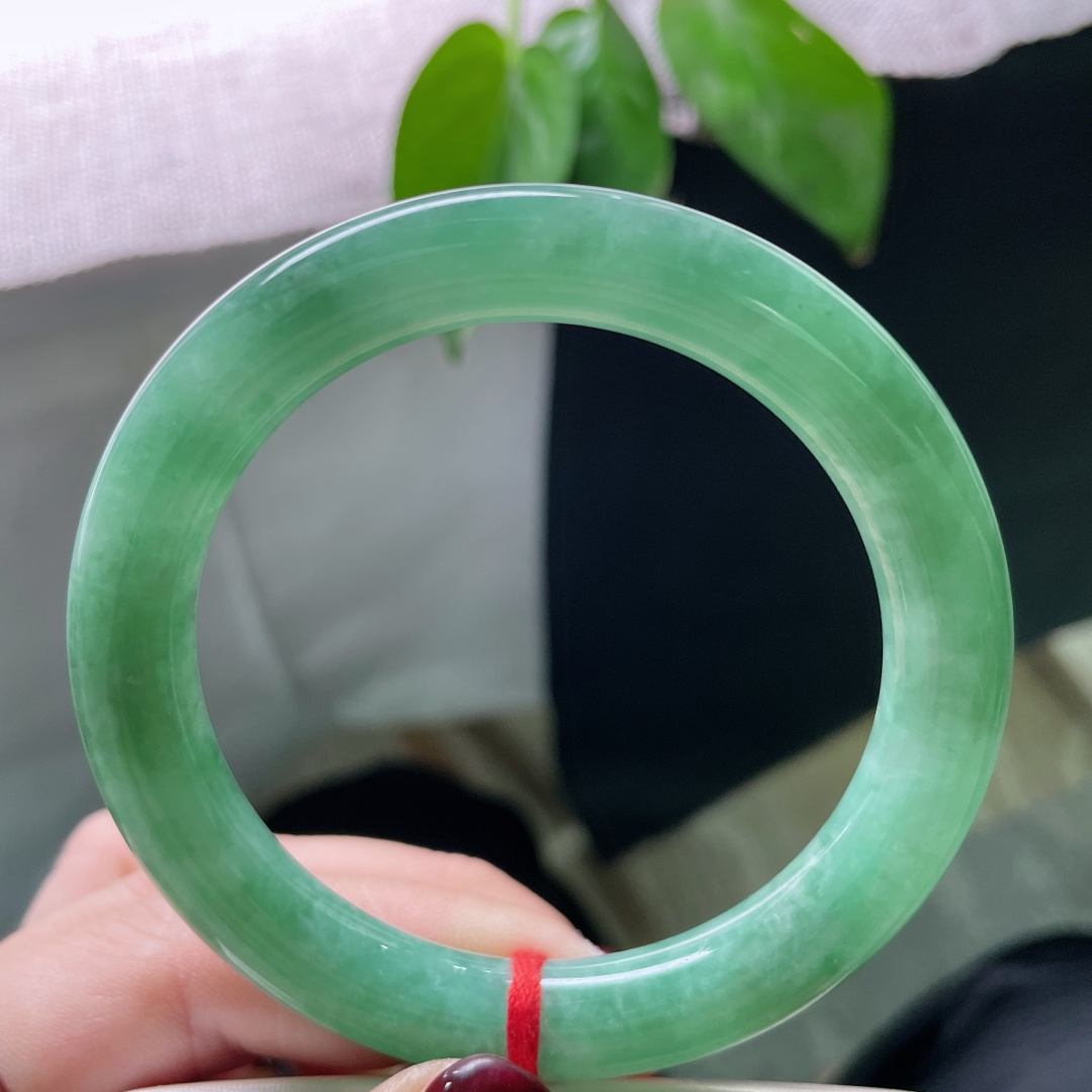 56/9.5，豆绿底圆条，颜色好，种老，佩戴从容优雅，细润，无裂，ss50153a