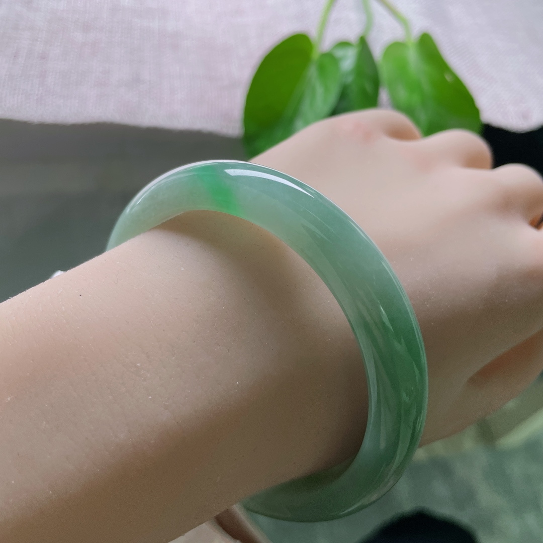 58.5/12/7.9飘绿正圈，水润细腻，点翠千金，佩戴沉稳，雅致，皮纹，ss50369a