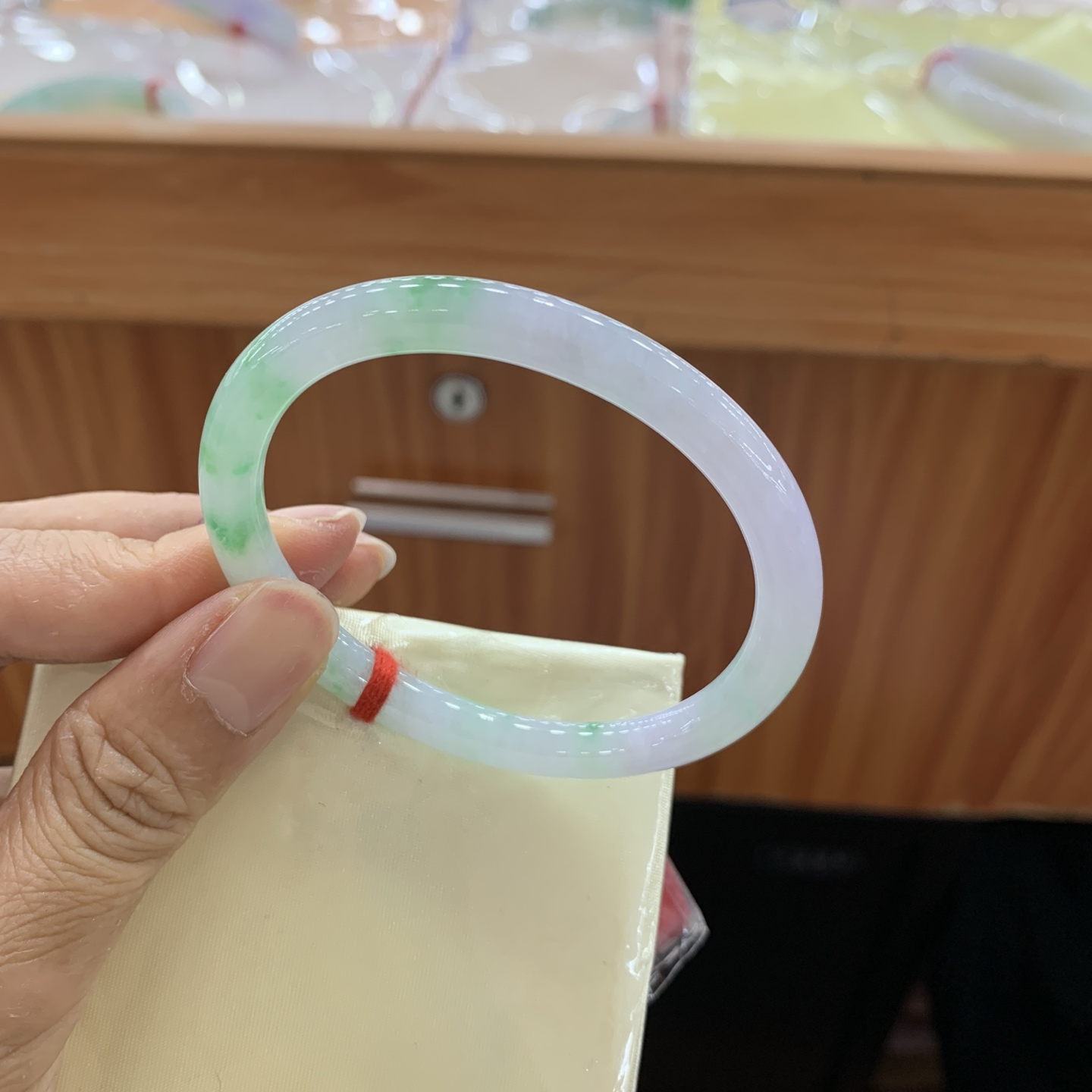 041302FN 飘绿贵妃翡翠手镯 54-45.8-6-6.6 无裂 飘绿