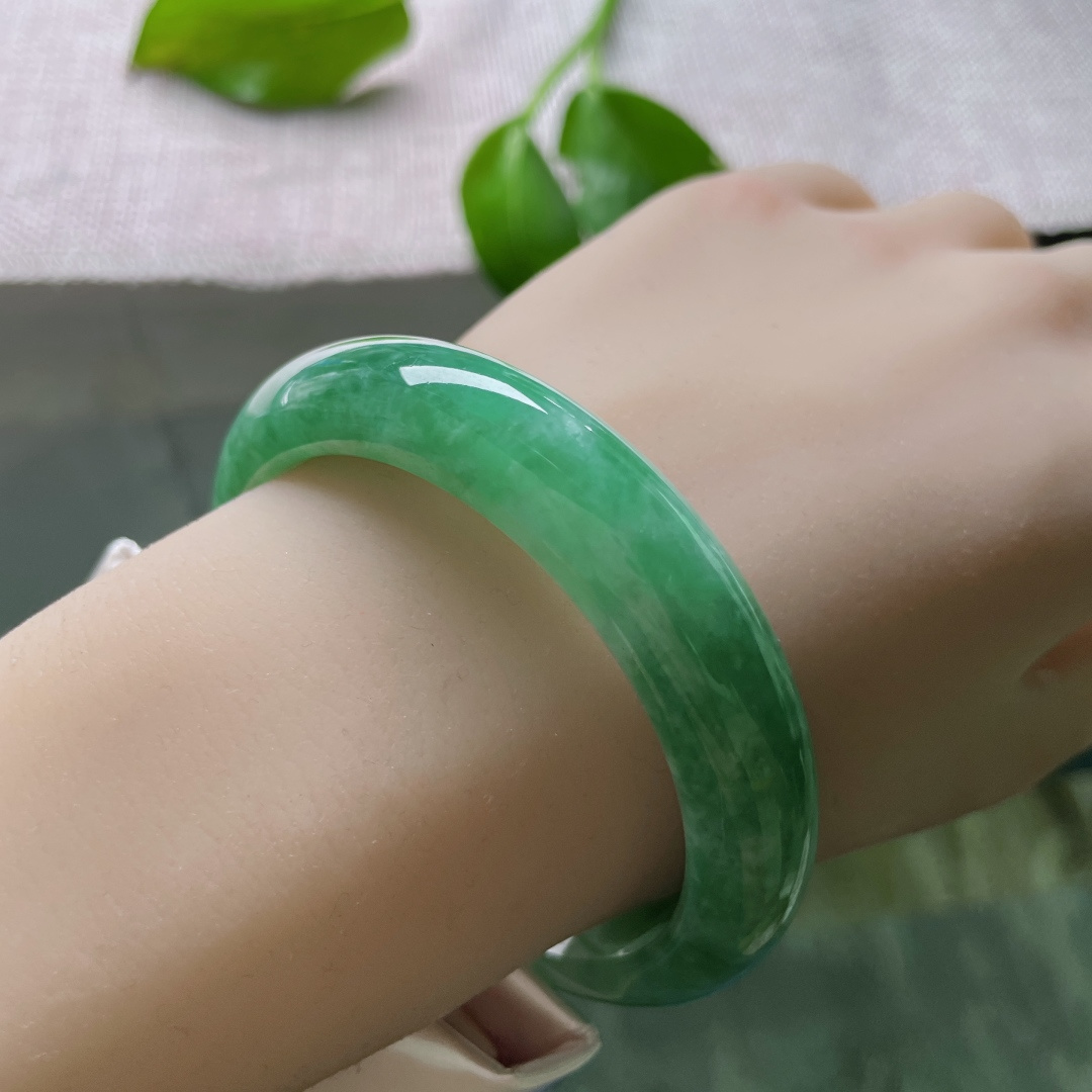 55.4/12.6/8.2，绿底正圈，水润，一抹浓绿，满室芳华，满绿入玉，贵气自生。有纹，ss50942a