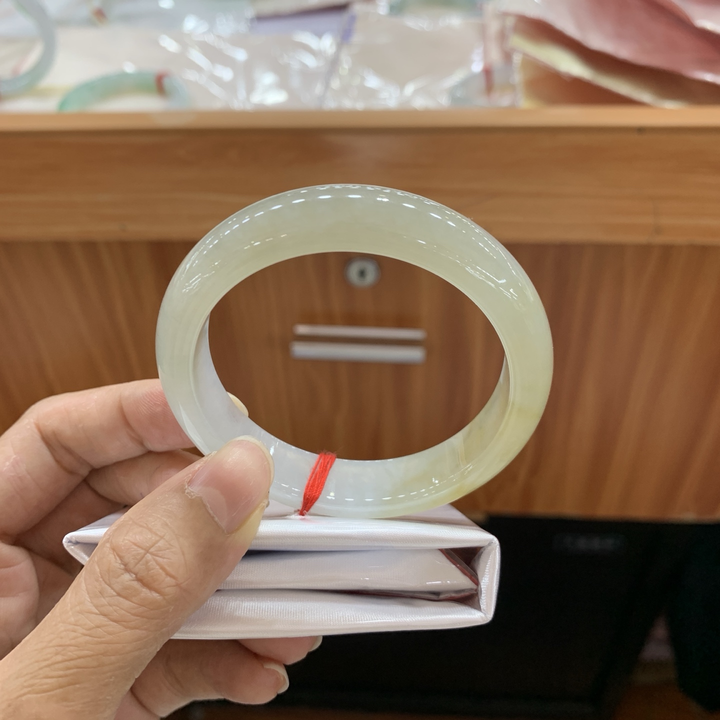 041322FN 飘黄翡正圈翡翠手镯 54-12.5-7.8