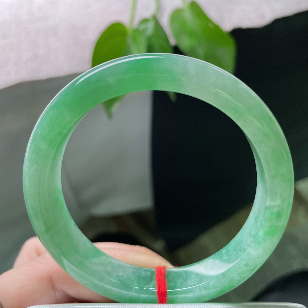 56.2/11.9/8.2绿色正圈，水润细腻，沁人心脾，甜美，传承之美，贵气，一点皮纹，ss5068