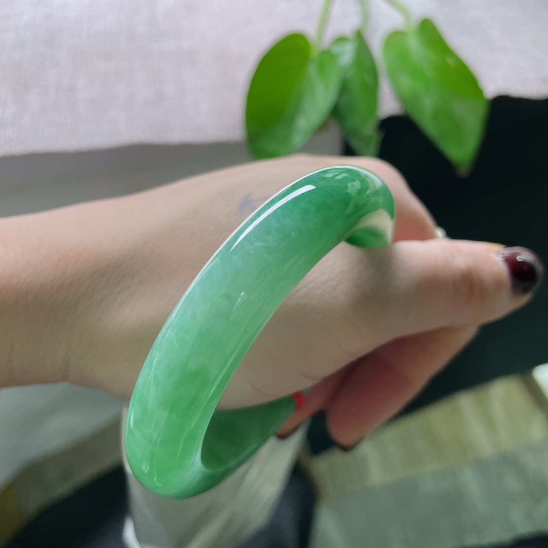 53.3/12/9.0，豆绿正圈，贵气，大气，沉稳雍容华贵，一点皮纹，ss50676a