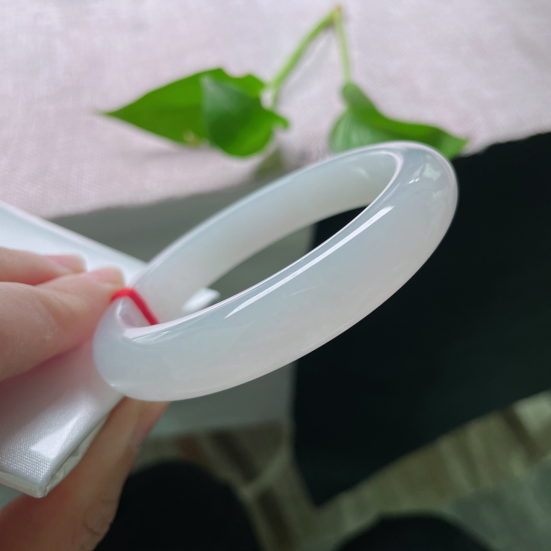 58/12.2/8.5白冰正圈，种老，浅绿柔光，温润如水，一眼便心动，无裂，ss49748a