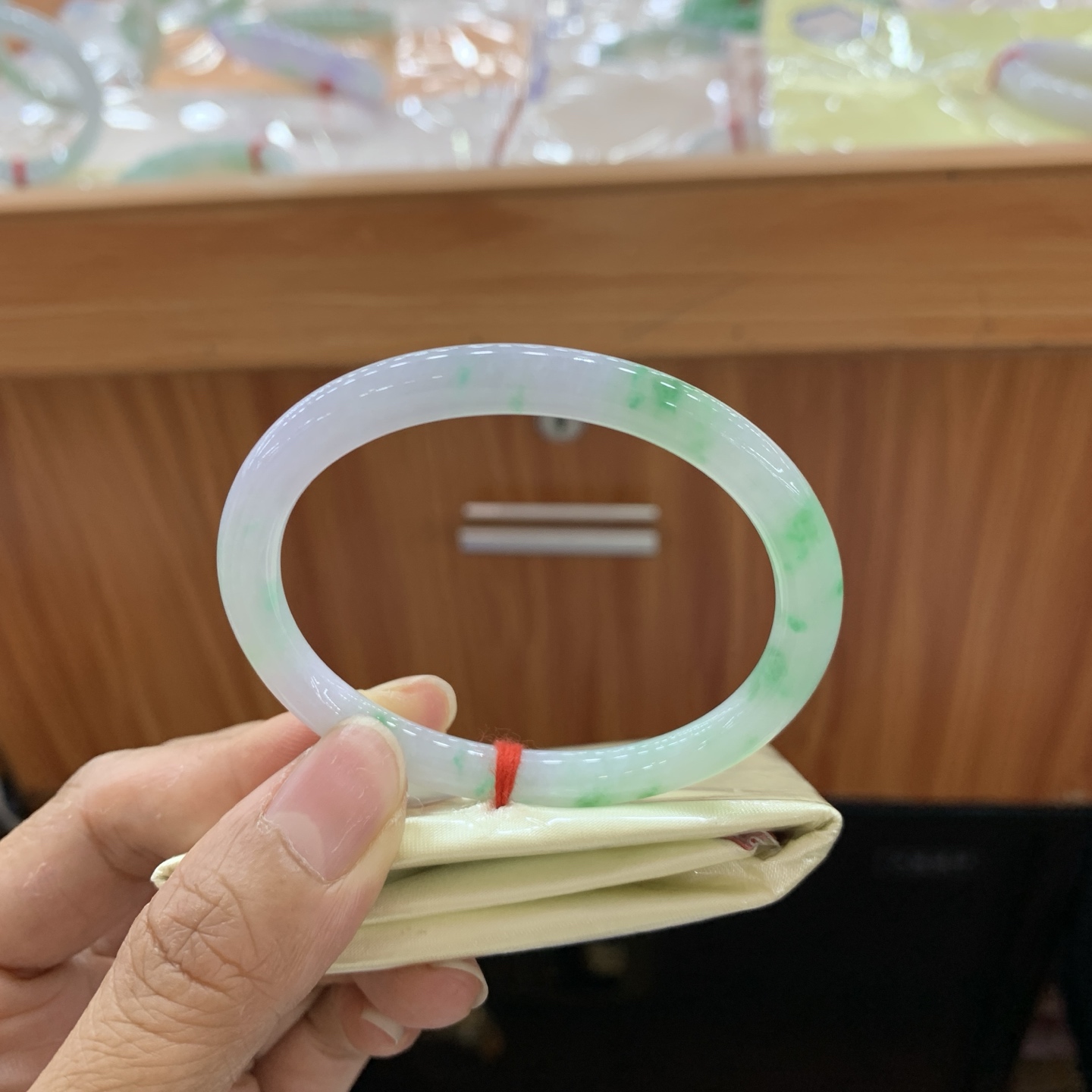 041302FN 飘绿贵妃翡翠手镯 54-45.8-6-6.6 无裂 飘绿