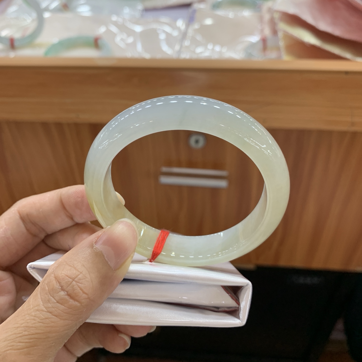 041322FN 飘黄翡正圈翡翠手镯 54-12.5-7.8