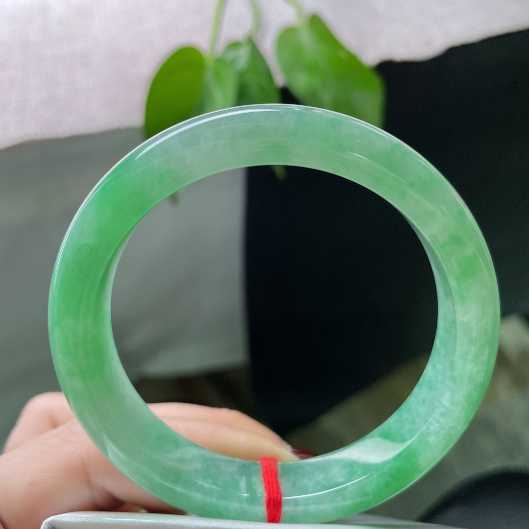 56.2/11.9/8.2绿色正圈，水润细腻，沁人心脾，甜美，传承之美，贵气，一点皮纹，ss50686a