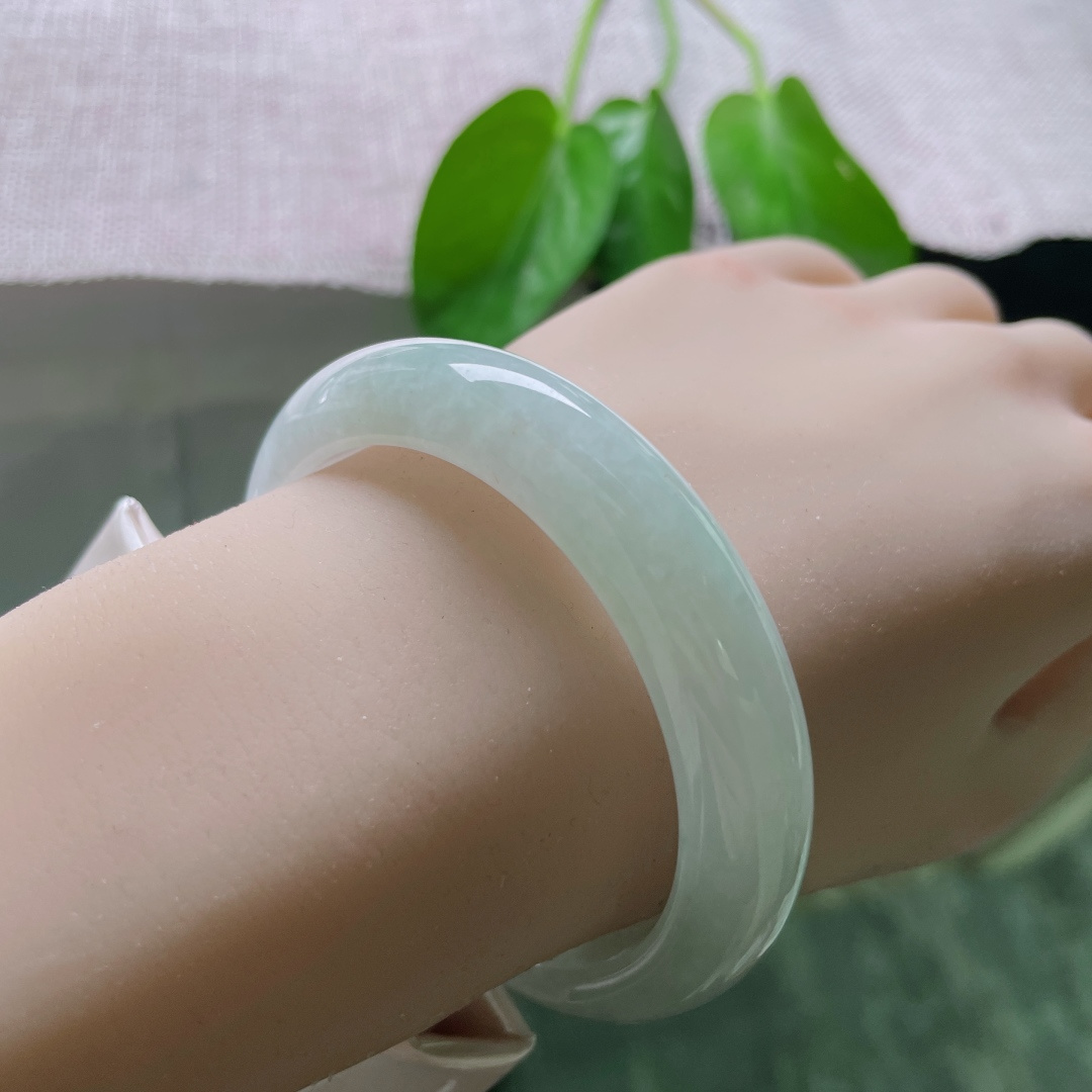 54.5/12.2/8.2，浅绿底正圈，干净清爽，落落大方，知性又温柔，无裂，ss50079a