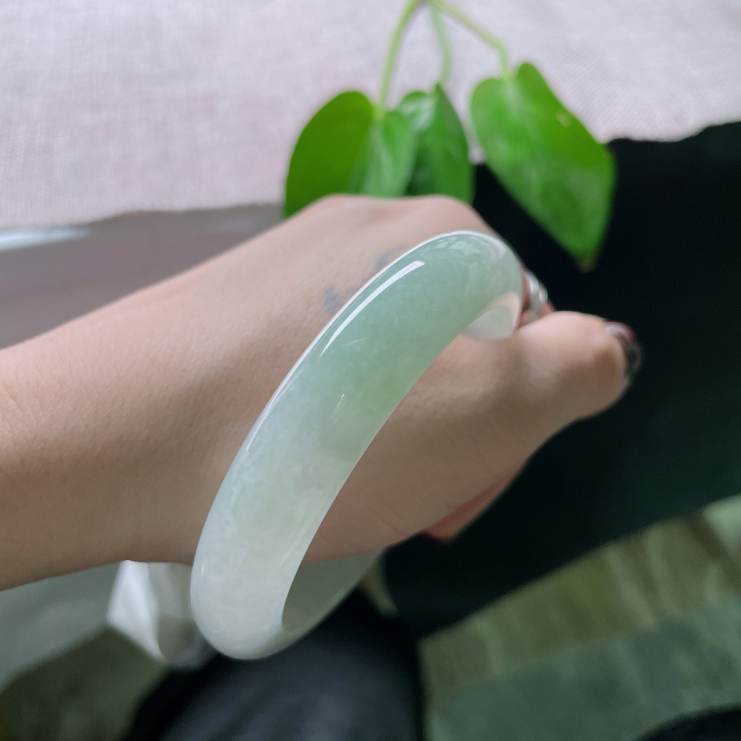 57.5/13/8.3淡绿色正圈，一抹飘花点缀，是雨后的新芽，是拂晓的天光，无裂，ss50187a