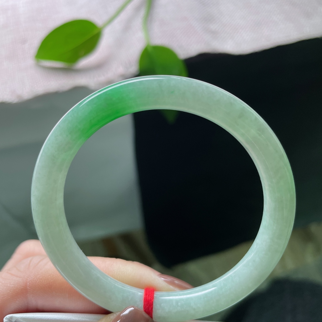 51.9/8，飘阳绿美人条，水润细腻，种老，翠色欲滴，佩戴从容优雅，无裂，ss49825a