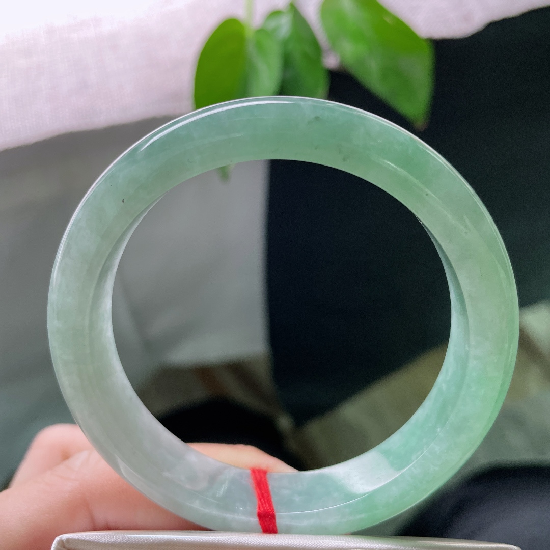 56/12.1/8.3绿色正圈，像雾气一样，边界模糊，慢慢化开，给人一种朦胧美。无裂，ss48768