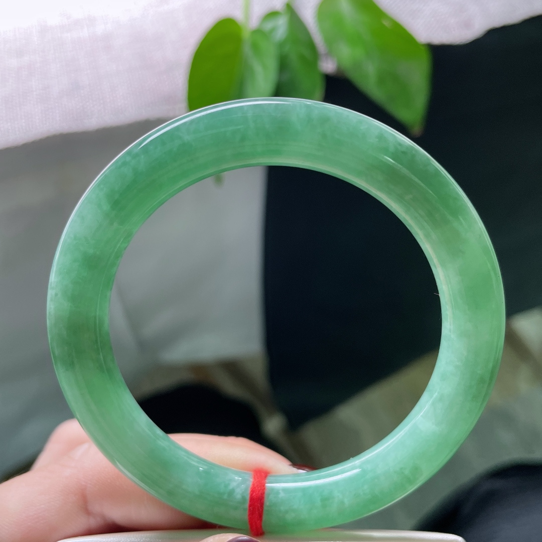 56/9.5，豆绿底圆条，颜色好，种老，佩戴从容优雅，细润，无裂，ss50153a