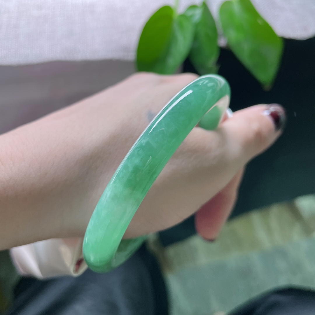 56/9.5，豆绿底圆条，颜色好，种老，佩戴从容优雅，细润，无裂，ss50153a