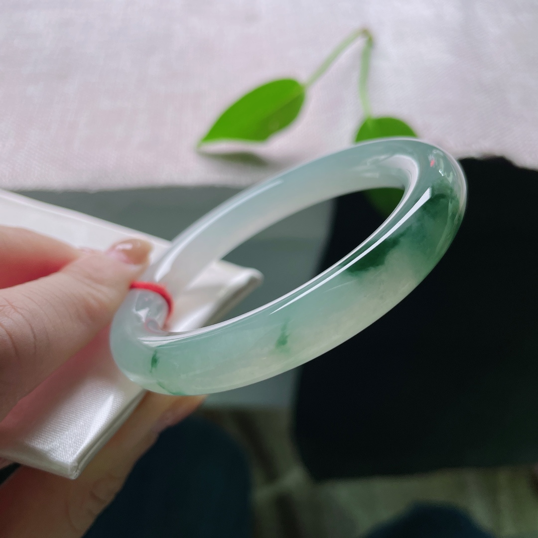 54.1/9.8，冰飘花圆条，摒弃浮夸，留存本真，上手诠释着不疾不徐的优雅。无裂，ss48371a