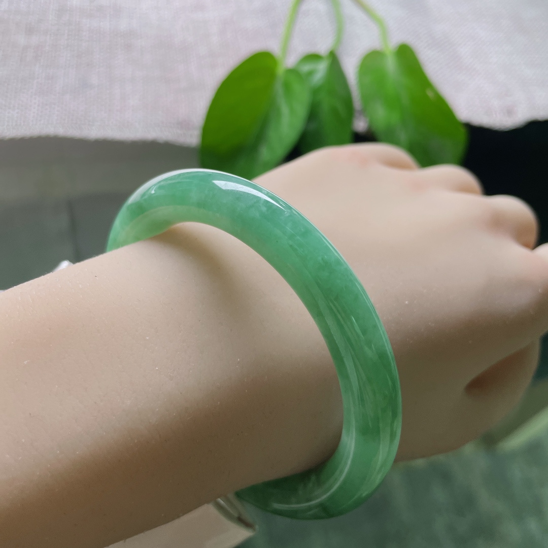 56/9.5，豆绿底圆条，颜色好，种老，佩戴从容优雅，细润，无裂，ss50153a