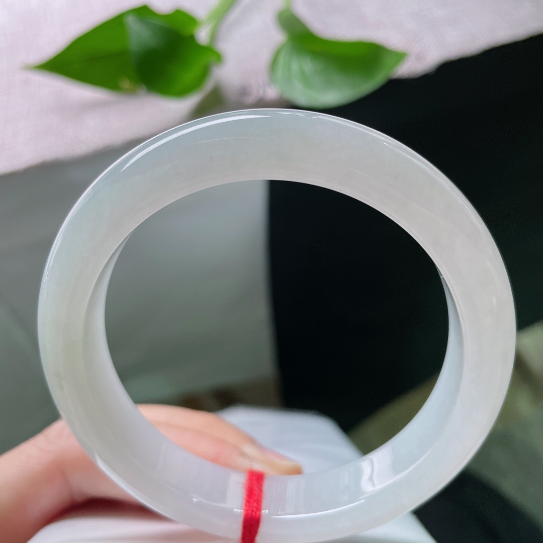 58/12.2/8.5白冰正圈，种老，浅绿柔光，温润如水，一眼便心动，无裂，ss49748a