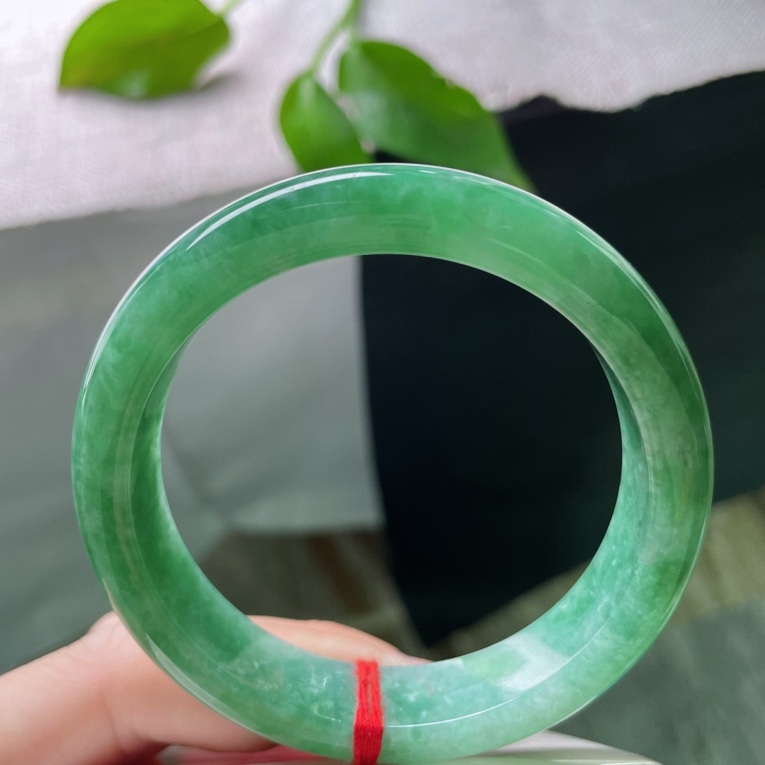 55.4/12.6/8.2，绿底正圈，水润，一抹浓绿，满室芳华，满绿入玉，贵气自生。有纹，ss50942a