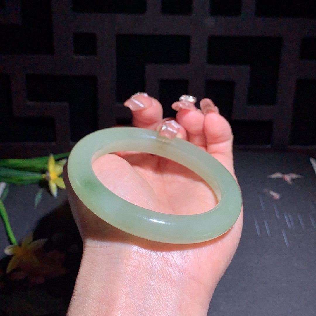 和田玉57圈口青海料翠青手镯！玉质细腻油润 底色纯净 无裂无杂 脂粉好，品质高