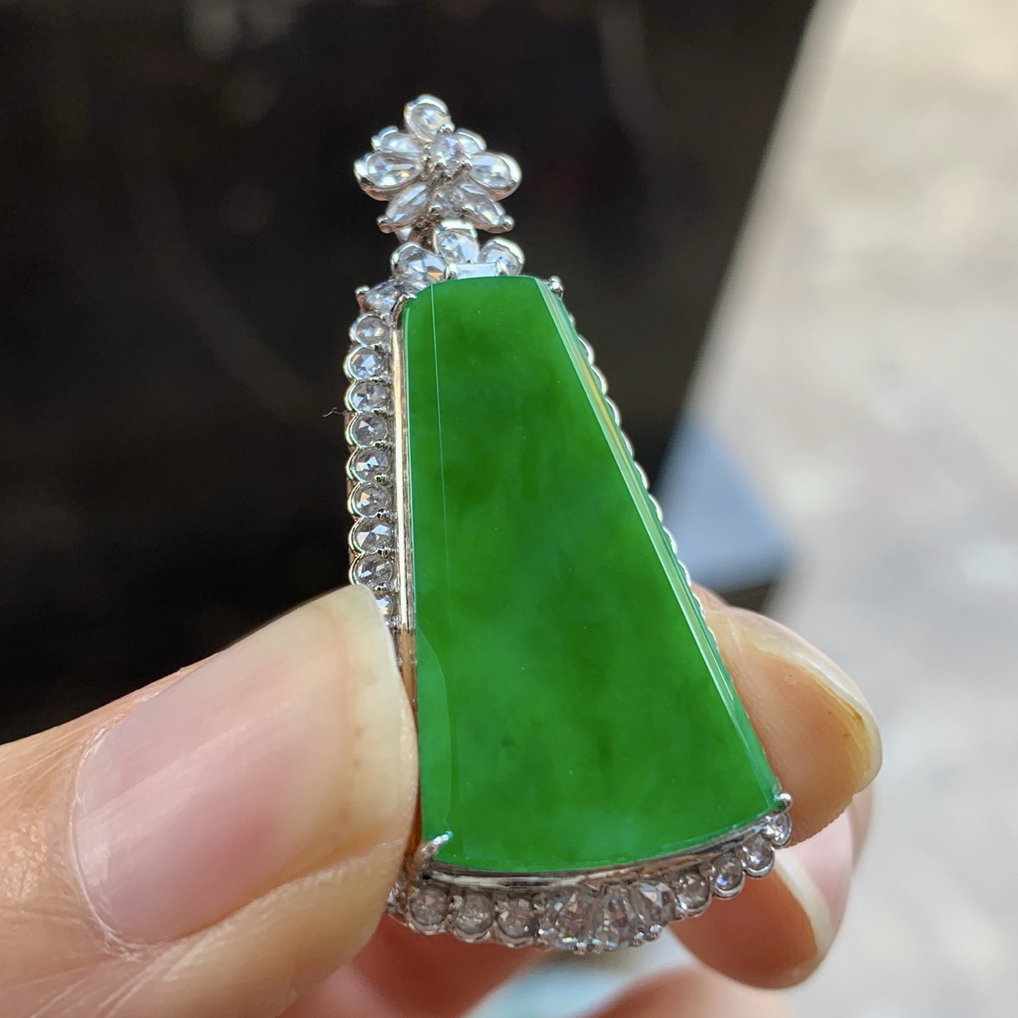 金钻镶嵌辣绿色无事牌^_^鲜艳