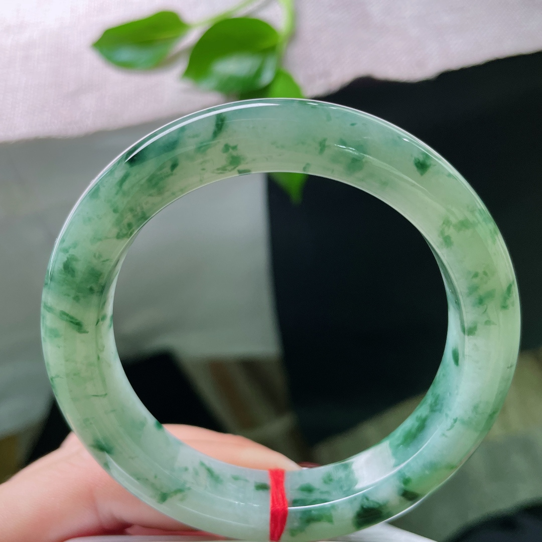 56.8/11.5/9.6，飘花正圈，种老，细润，如墨滴入清水，晕开一池春色。无裂，ss50027a