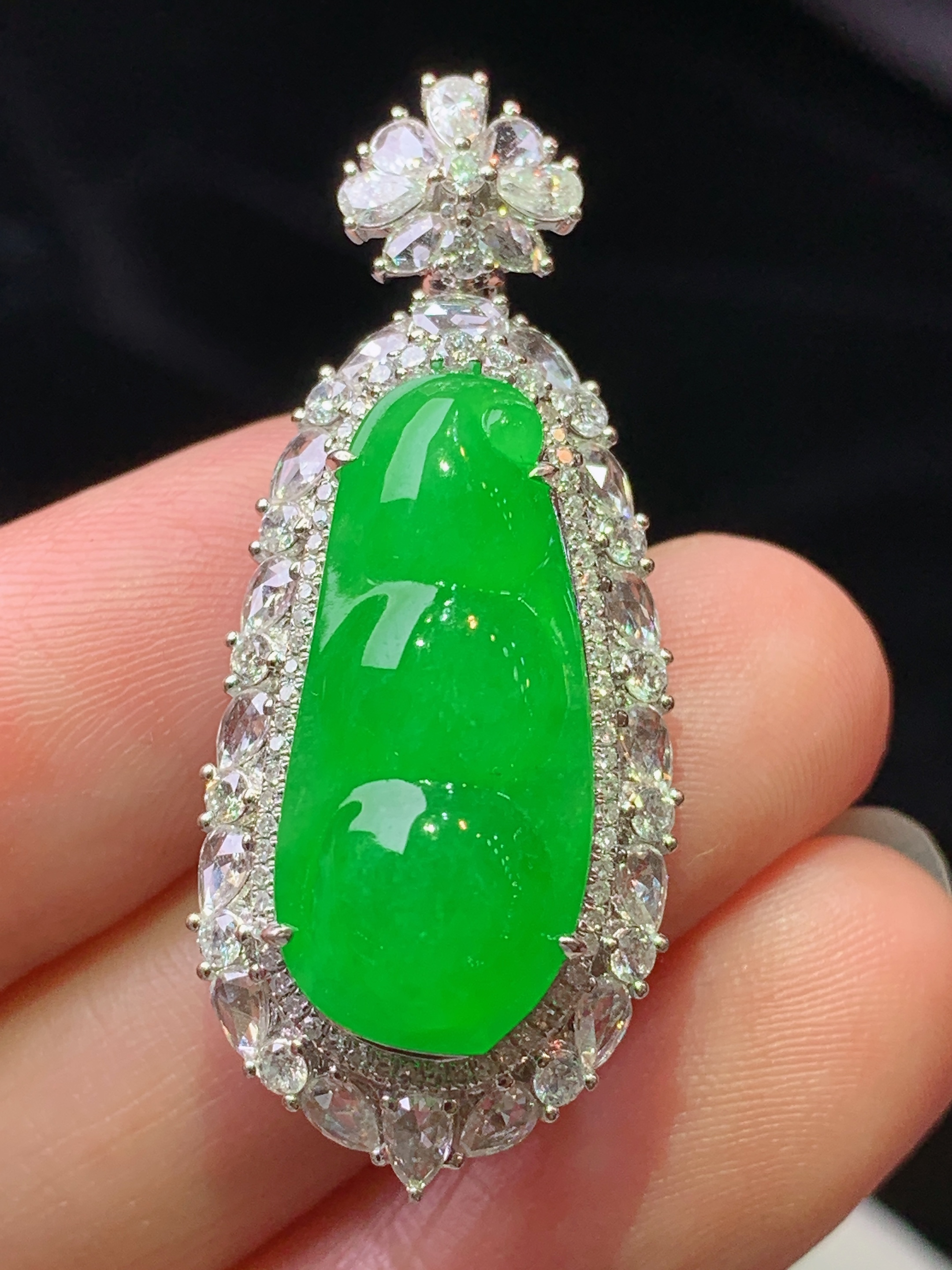 18k金钻镶嵌阳绿四季豆吊坠 玉质细腻 色泽艳丽清新 水润亮眼 整体尺寸38.3*16.2*11.5m4