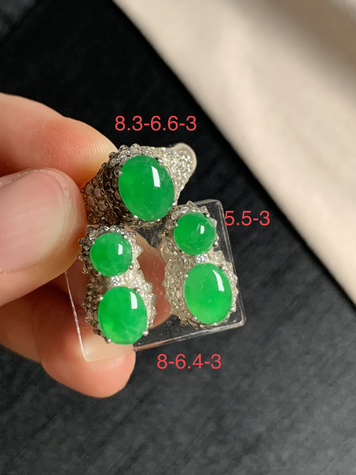 冰阳绿耳钉
种好色好，色泽艳丽纯正，质地细腻水灵