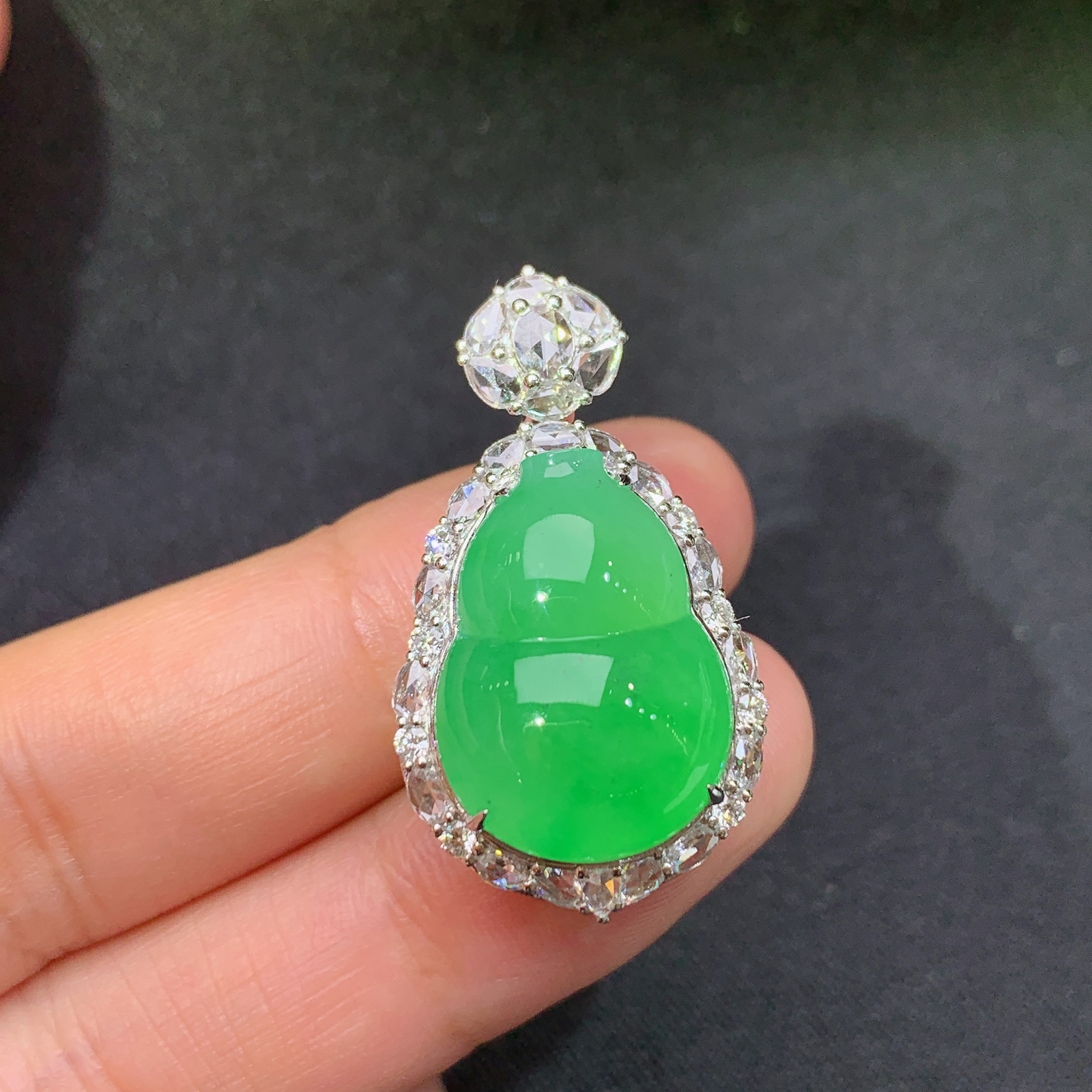 冰阳绿葫芦吊坠，18k金镶嵌，冰润色阳，玉质细腻，种水足，Ff  尺寸32.3*18*12.3