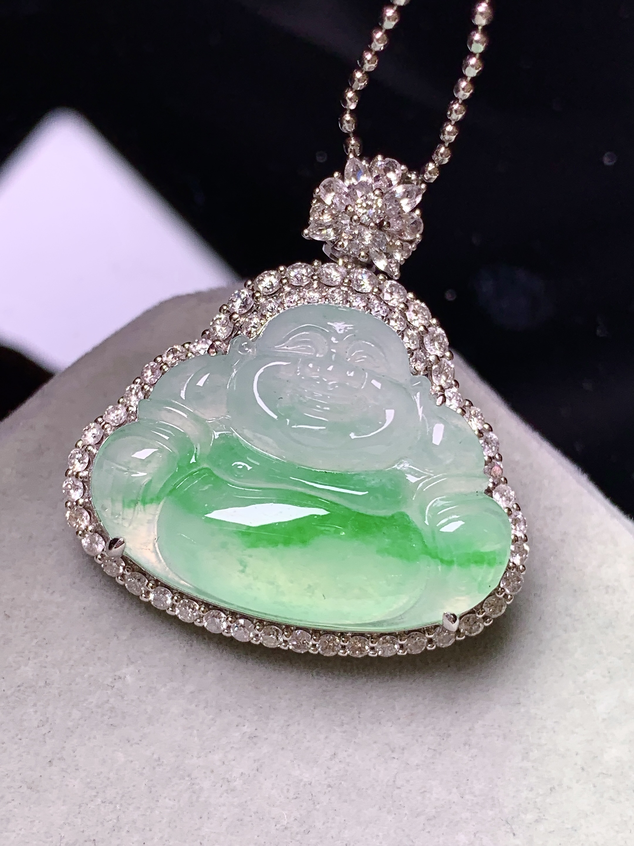 18k金钻镶嵌冰种飘绿佛公吊坠 玉质细腻 色泽艳丽清新 水润亮眼 整体尺寸29*26.8*10.8m4