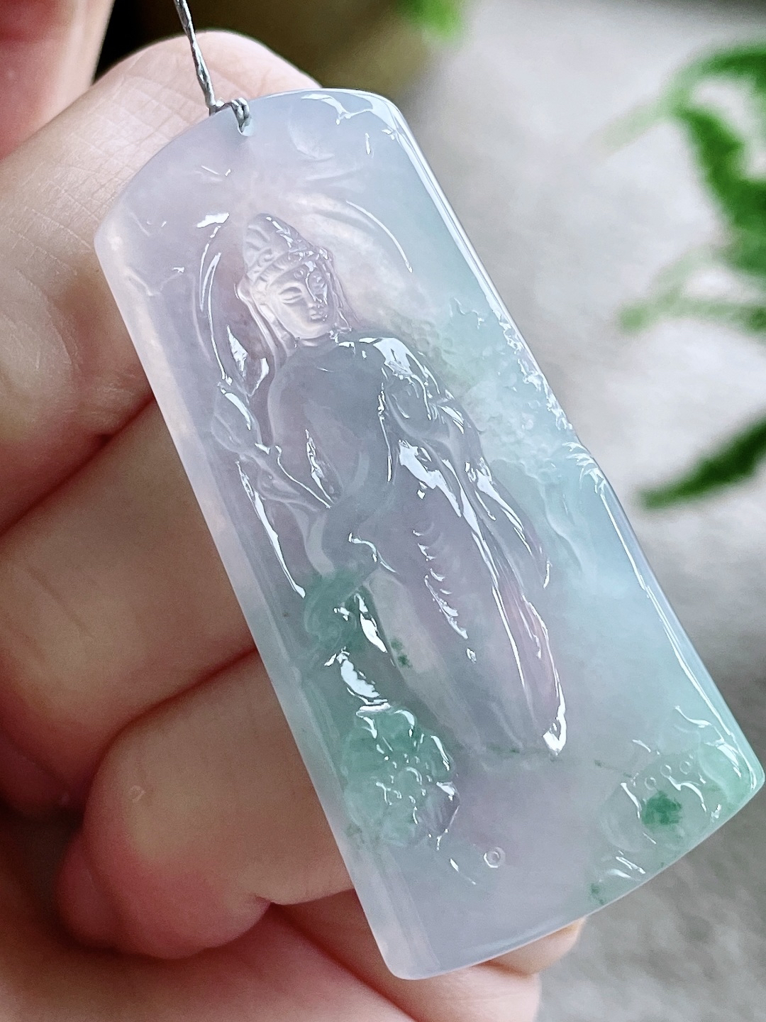 冰飘花大势至菩萨持莲观音牌吊坠
【说明】缅料 完美 性价比高  
【尺寸】53.7-27-5
【重量】18.4克