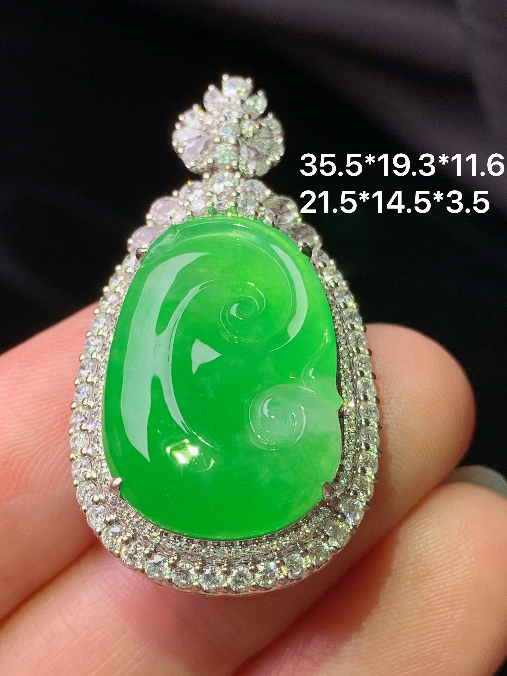 18k金钻镶嵌吊坠 玉质细腻 色泽艳丽清新 水润亮眼 整体尺寸35.5*19.3*11.6m4