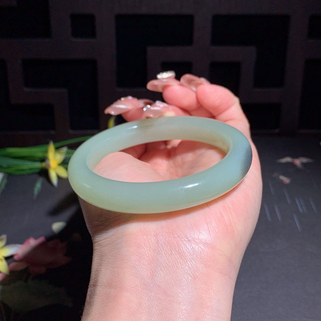 和田玉57圈口紫罗兰色手镯！玉质细腻油润 底色纯净 无裂无杂 脂粉好，品质好！