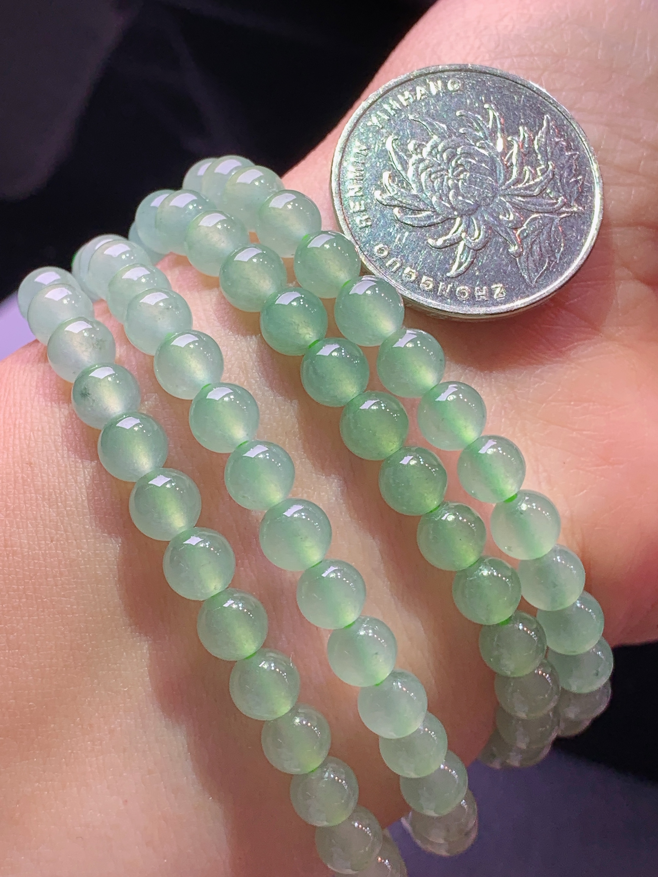 冰种浅绿圆珠项链 玉质细腻 色泽艳丽清新 水润亮眼 整体尺寸6 c5