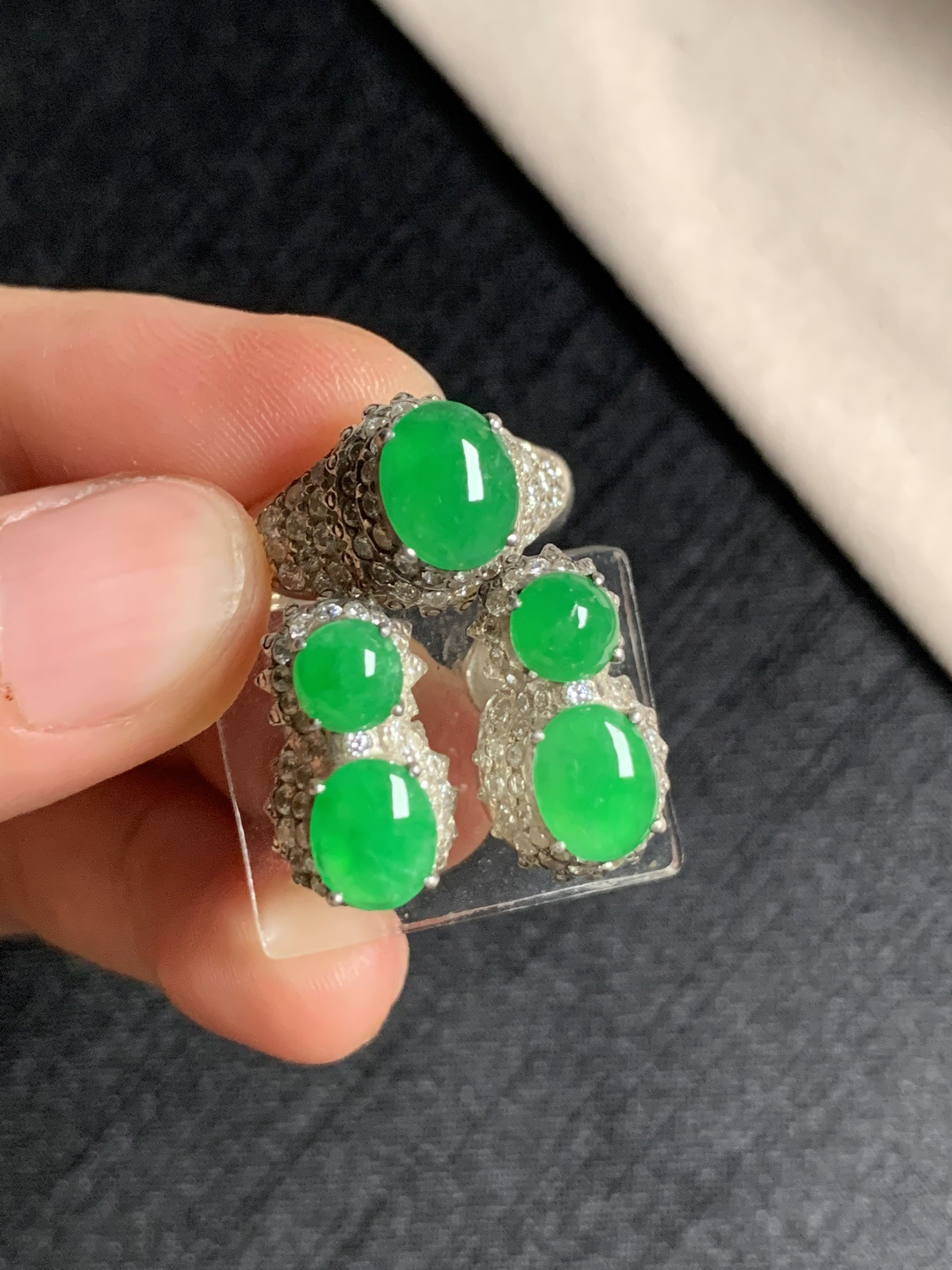 冰阳绿耳钉
种好色好，色泽艳丽纯正，质地细腻水灵