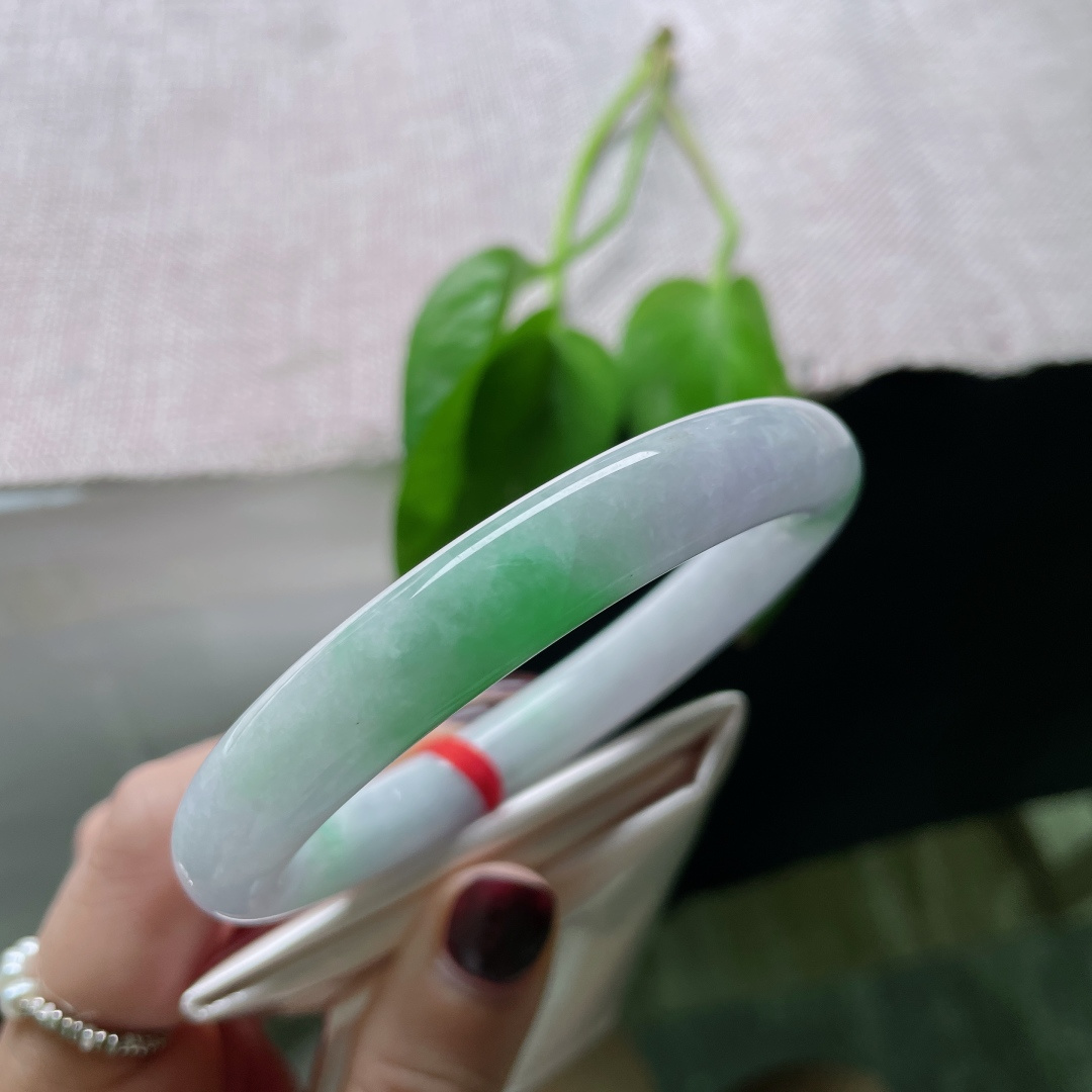 春彩圆条，肉质细腻干净，紫为云，花为鹤。 腕上便是蓬莱境。皮纹，ss57555a