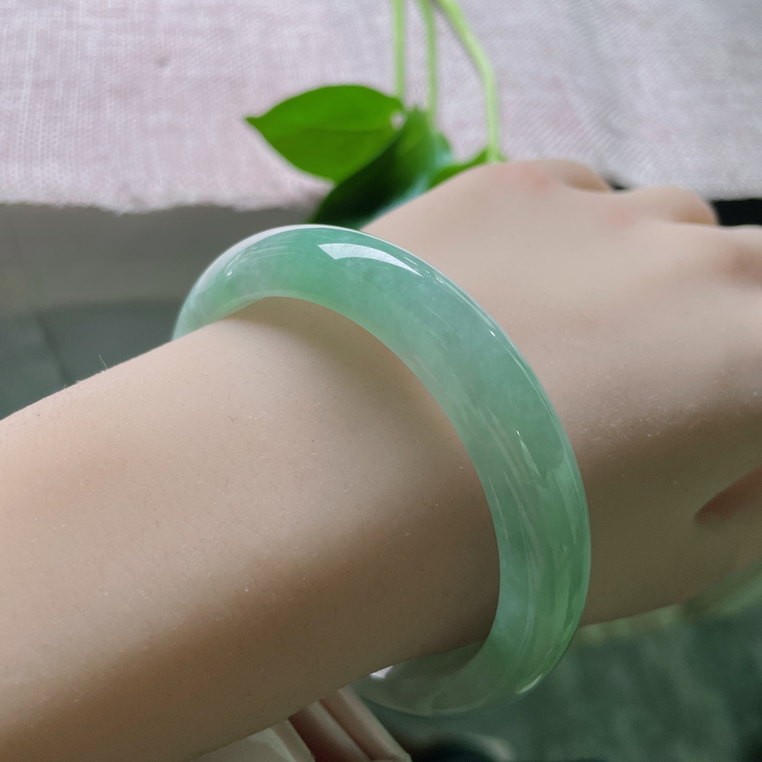 57/11.9/7.6，绿底正圈，水润，上手减龄，显气质，无裂。ss48771a