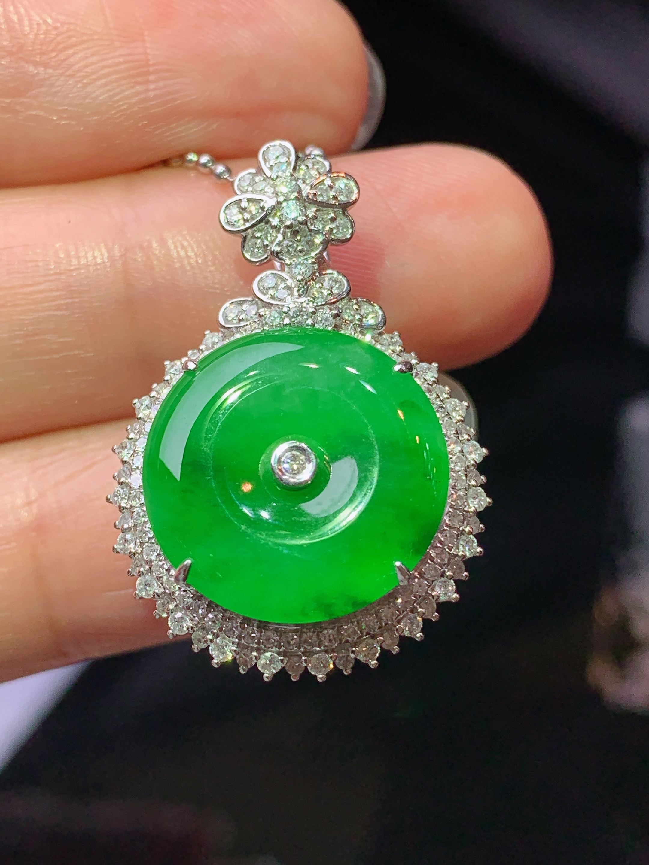 18k金钻镶嵌阳绿平安扣吊坠 玉质细腻 色泽艳丽清新 水润亮眼 整体尺寸28.3*19.5*10.2