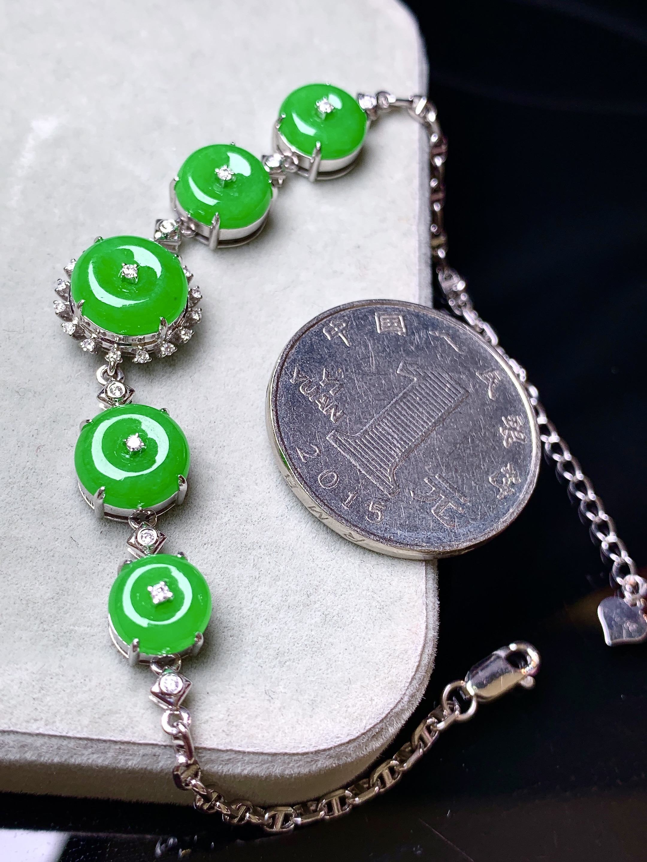 18k金钻镶嵌阳绿平安扣手链 玉质细腻 色泽艳丽清新 水润亮眼 整体尺寸165*12.5*6.5L2