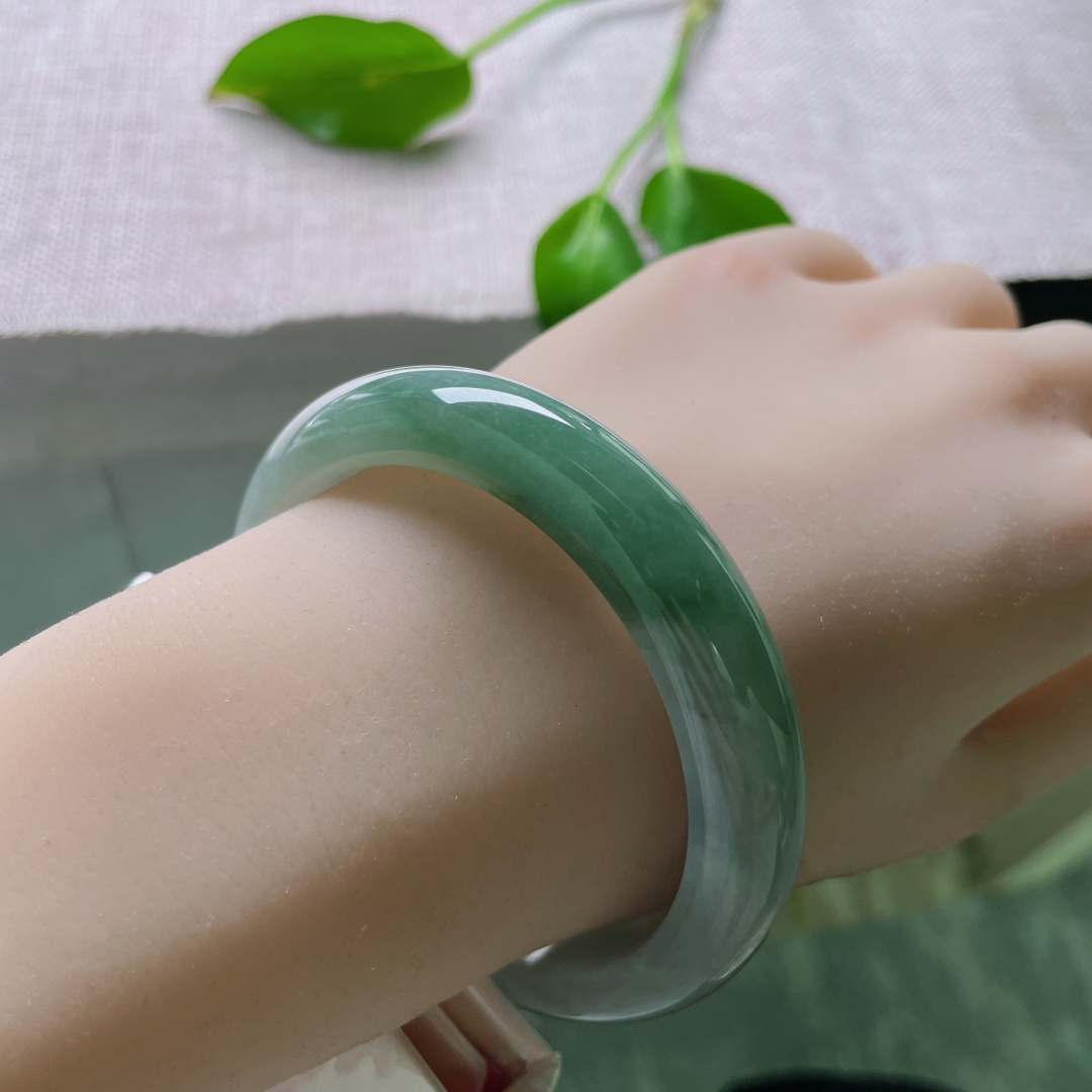 56.8/11.8/8.3，飘花正圈，水润细腻，种老，上手低调不失温婉，无裂，ss48716a